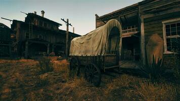 un antique en bois maison avec une rustique couvert wagon dans le premier plan photo