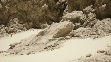 une groupe de rochers sur une sablonneux plage photo