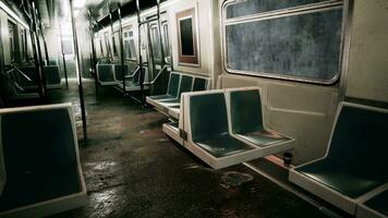 un vide train voiture dans le métro souterrain photo