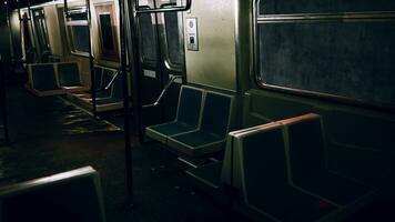 un vide train voiture dans le métro souterrain photo