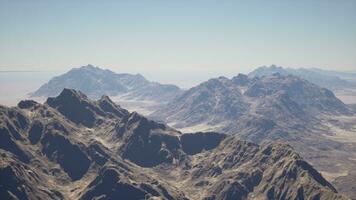 une vue de une Montagne intervalle de une avion photo