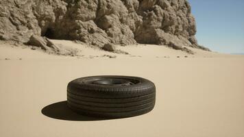 une pneu séance dans le milieu de une désert photo