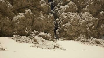 une groupe de rochers séance dans le milieu de une désert photo