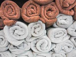 serviettes de spa, serviettes empilées en rouleaux. fond de texture