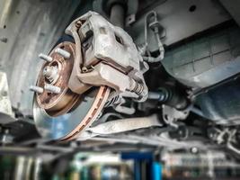 voiture enlever la roue montrer l'ensemble de frein à tambour. changement de pneu. photo