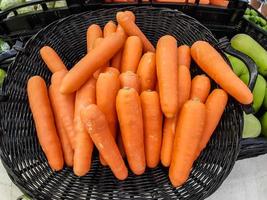 carotte bio. fond de texture de grosses carottes oranges fraîches, les carottes sont bonnes pour la santé, carottes mûres saines pour préparer le repas