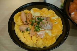 Saumon omelette riz dîner menu photo