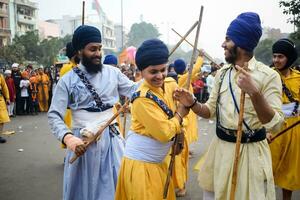 Delhi, Inde, octobre 2, 2023 - sikhs afficher chat et martial les arts pendant annuel Nagar Kirtan, traditionnel, procession sur Compte de anniversaire de gourou nanak dev ji, Nagar kirtan dans est delhi zone photo