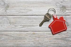 clé de maison avec porte-clés en forme de maison rouge pour concept immobilier photo