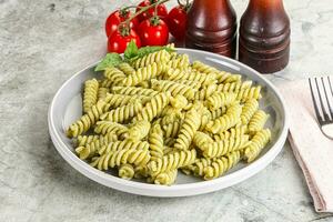 italien Pâtes avec basilic Pesto photo