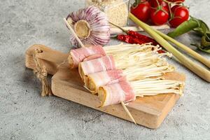 brut enoki champignon avec Bacon photo