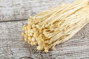 savoureux brut enoki champignon tas photo