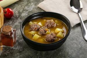 soupe avec du boeuf boulette de viande et des légumes photo