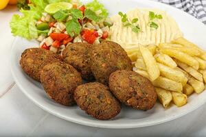 falafel avec Hoummous et frit Patate photo