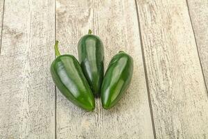 tas de piment jalapeno cru vert photo