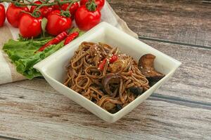 udon soba au porc et légumes photo