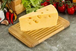 Suisse maasdam fromage Triangle plus de planche photo