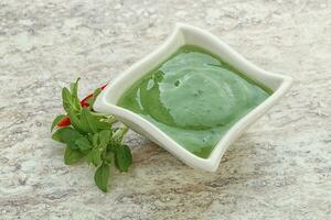 sauce au piment vert et citron vert photo