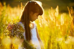 fille avec un bouquet de fleurs sauvages photo