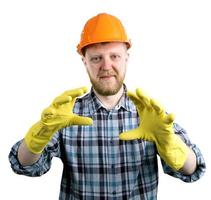 homme dans un casque et des gants en caoutchouc jaune photo