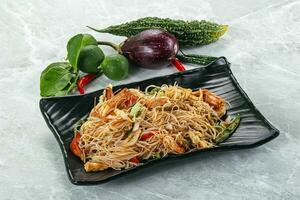 thaïlandais épicé vermicelle salade avec crevettes photo