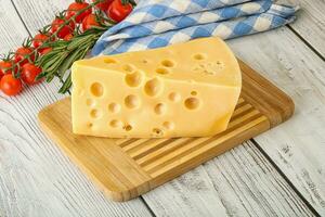 morceau de fromage maasdam par-dessus bord photo
