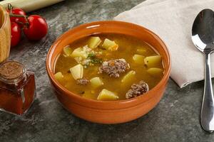 soupe avec du boeuf boulette de viande et des légumes photo