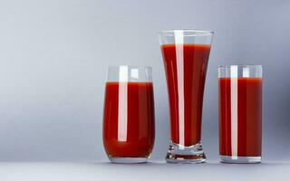une verre de tomate jus isolé sur blanc Contexte avec copie espace, sanglant Marie cocktail photo