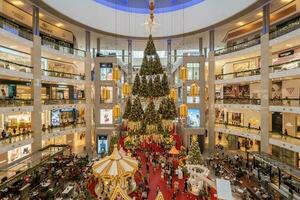 magnifique Noël décoration dans pavillon Kuala lumpur. gens pouvez vu explorant et achats autour il. photo