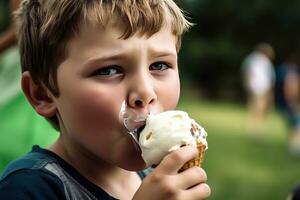 ai généré une Jeune garçon en mangeant un la glace crème cône photo