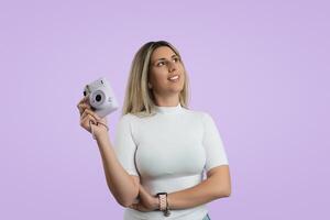 fermer de une femme permanent à l'intérieur avec une rose Contexte photo