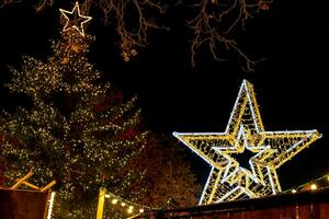 un illuminé Noël étoile sur une toit photo