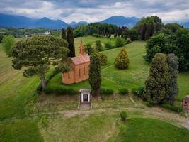 vue drone de l'église rouge de pomelasca