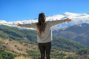 promeneur sur sa retour avec bras tendu Heureusement profiter le paysage tandis que en marchant en plein air dans hiver photo