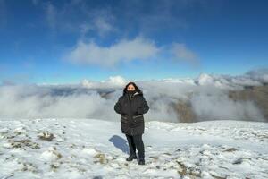 portrait Jeune latina femme dans le neige photo