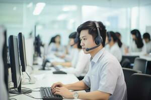 un asiatique gens portant une casque travail dans une appel centre photo