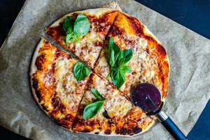 pizza maison sur la table photo