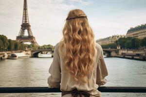 ai généré magnifique Jeune femme avec longue blond frisé cheveux dans Paris, France, Jeune voyageur femme arrière vue séance sur le quai de Seine rivière à la recherche à Eiffel la tour, ai généré photo