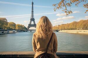 ai généré Jeune femme à la recherche à Eiffel la tour dans Paris, France, Jeune voyageur femme arrière vue séance sur le quai de Seine rivière à la recherche à Eiffel la tour, ai généré photo
