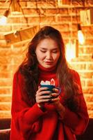 fille asiatique avec une tasse de chocolat chaud. photo