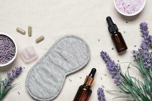 sommeil masque et lavande des produits pour en bonne santé sommeil sur textile Contexte. en bonne santé nuit sommeil concept photo