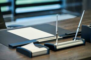 lieu de travail de bureau avec papeterie. patron, chef, superviseur ou chef de lieu de travail de l'entreprise dans un bureau moderne. table de travail confortable et chaise d'ordinateur en cuir. photo