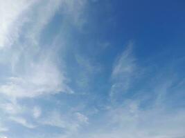 magnifique blanc des nuages sur Profond bleu ciel Contexte. grand brillant doux duveteux des nuages sont couverture le tout bleu ciel. skyscape sur lombok île, Indonésie photo