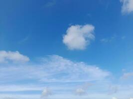 magnifique blanc des nuages sur Profond bleu ciel Contexte. grand brillant doux duveteux des nuages sont couverture le tout bleu ciel. skyscape sur lombok île, Indonésie photo