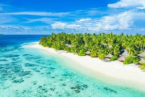 antenne de plage de mer. paysage de vacances de voyage d'été de luxe. plage tropicale, vue drone. villas de plage bungalows du complexe hôtelier. vacances de scène de plage parfaites, modèle de vacances d'été. nature merveilleuse photo