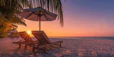 incroyable le coucher du soleil plage. romantique couple chaises parapluie. tranquille unité l'amour bien-être, se détendre magnifique paysage conception. va-t-en tropical île côte paume feuilles idyllique mer photo