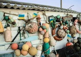 une mur couvert avec divers pêche équipement photo