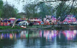 haute angle métrage de Publique fête foraine tenue à lewsey Publique parc de luton avec gratuit accès pour musulman communauté sur islamique saint eid Festival journée. avril 23, 2023 photo