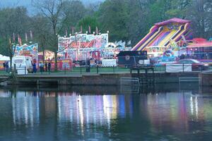 haute angle métrage de Publique fête foraine tenue à lewsey Publique parc de luton avec gratuit accès pour musulman communauté sur islamique saint eid Festival journée. avril 23, 2023 photo