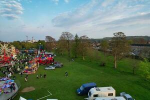 haute angle métrage de Publique fête foraine tenue à lewsey Publique parc de luton avec gratuit accès pour musulman communauté sur islamique saint eid Festival journée. avril 21, 2023 photo